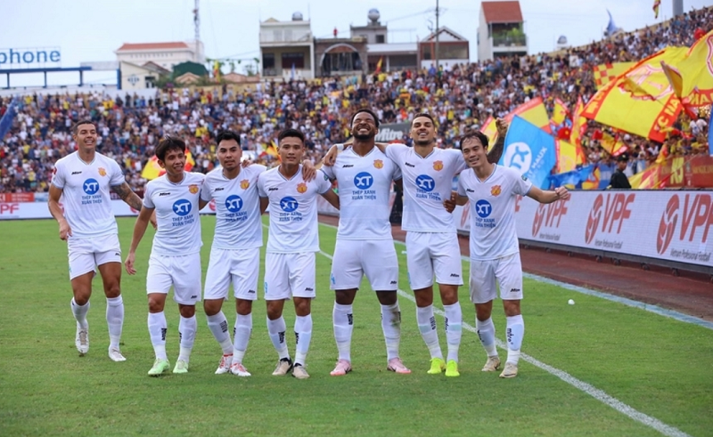 nam-dinh-ap-sat-chuc-vo-dich-chuan-bi-nhan-thuong-khung