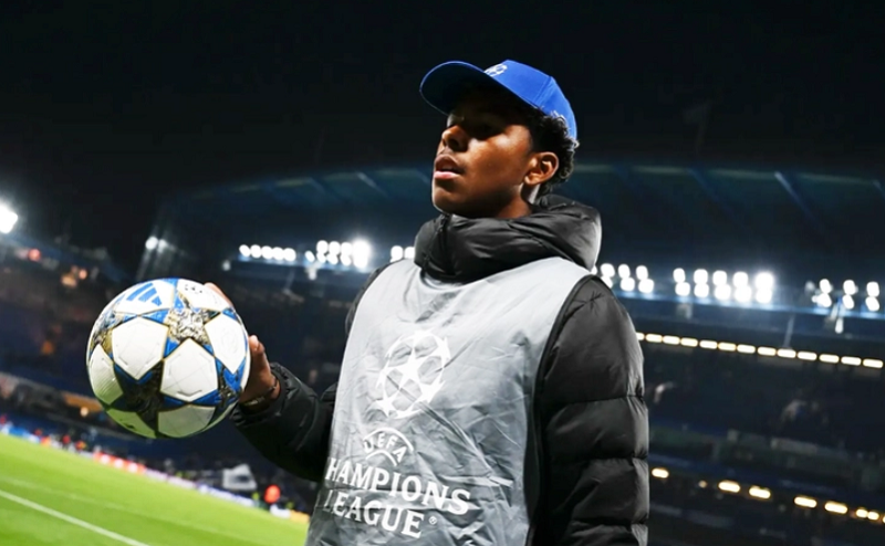 con-trai-thiago-silva-gay-chu-y-khi-lam-nhat-bong-o-chelsea
