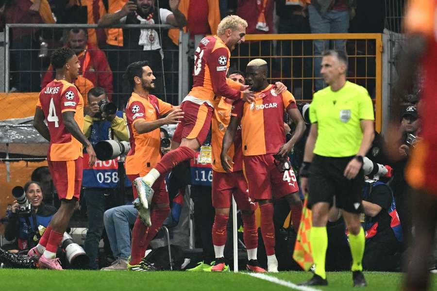nhan-dinh-soi-keo-ajax-vs-galatasaray-luc-3h00-ngay-6-11-2025